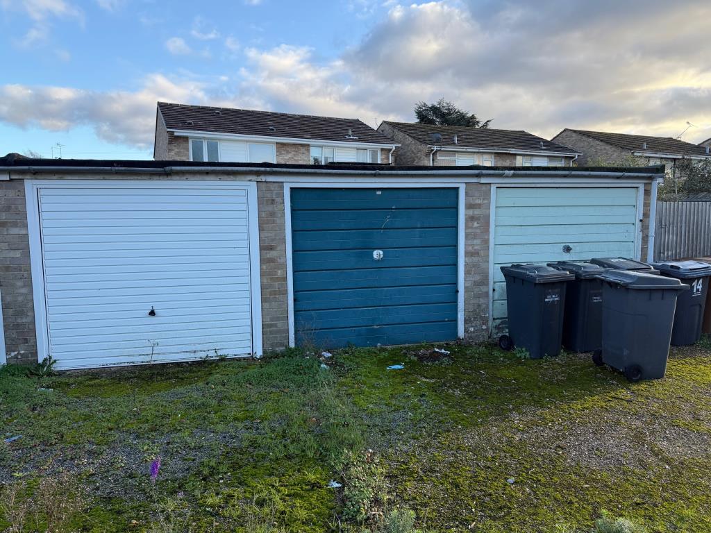 Lot: 95 - THREE-BEDROOM HOUSE WITH GARAGE - Garage